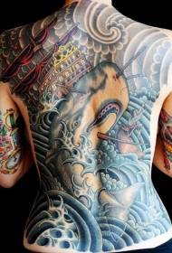 Китобойный рисунок татуировки на фоне красочного моря