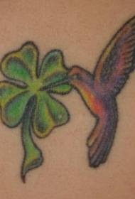 Kijani clover na muundo wa tattoo wa hummingbird