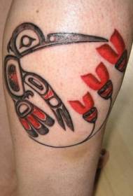 Tatuagem de beija-flor na perna colorida estilo tribal