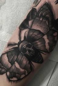 Polilla negra con tatuaje de calavera decorativa