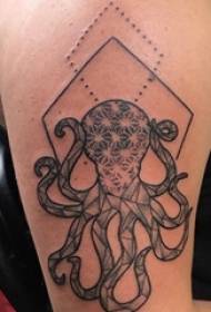 Mnyamata mkono geometric point octopus tattoo