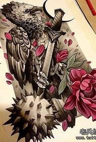 Karya-karya naskah tato bunga burung beo berwarna-warni