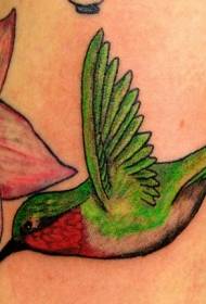 Spalvingas kolibrio tatuiruotės paveikslas su ginklais