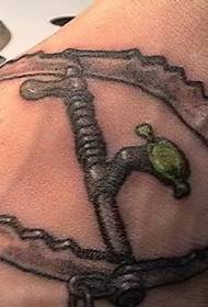 Instep რკინის კლიპი ხაფანგში tattoo ნიმუში