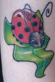 Mariquita de debuxos animados en cor brazo con tatuaxe de follas verdes
