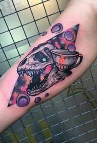 Dentro do brazo novo, cráneo de dinosaurio e patrón de tatuaje de asteroides