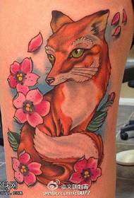 Mooi klein vos tattoo-patroon geschilderd