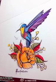 Farverigt rose kolibri tatoveringsmanuskriptmønster