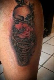 Patrón de tatuaje de rosa Un conjunto grueso de diseños de tatuaje de rosa