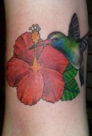 हमिंगबर्ड टैटू पैटर्न के साथ पैर लाल फूल