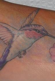 Kusog nga kolor realistiko nga hummingbird ug litrato sa bulak nga tattoo