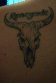 Uzorak tetovaže lubanje engleskog abecede i bika