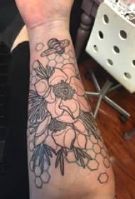 Ruka školarca naslikala je geometrijsku jednostavnu liniju tetovaža slike biljnog cvijeta