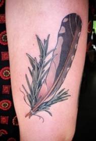 Ramię uczennicy pomalowane na prostych liniach tatuaże przedstawiają rośliny i pióra