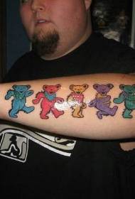 남성 팔 다른 색 곰 문신 패턴