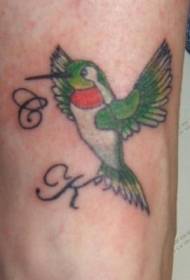 Hanka koloreko letrak eta kolibrisa tatuaje marrazkiak