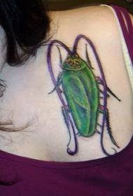 Padrão de tatuagem no peito feminino dia verde vaca