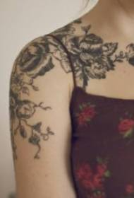 Tatuiruotės su vynuogėmis schema Įvairūs juodų ar spalvotų vynuogių tatuiruotės modeliai