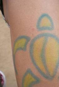 Zila un dzeltena bruņurupuča totēma tetovējums