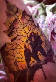 Обоени лисја од јавор со шема за тетоважа со силуета од мечка