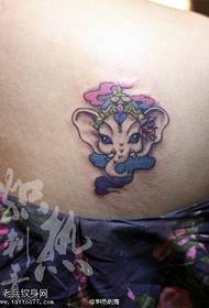 Lijepa mala slon tetovaža na ramenu