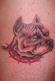 Cão pescoço usando cravado colar tatuagem padrão