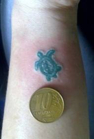 Iphethini ye-tattoo yama-turtle we-minristist eluhlaza okotshani