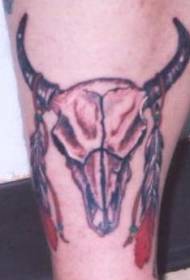 Craniu di toro cù un mudellu di tatuaggi di piuma