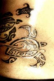 Patrón de tatuaje de tótem de tortuga tribal negro
