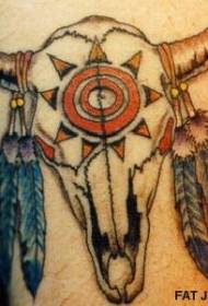 Jaučio kaukolės ir plunksnų amuleto tatuiruotės modelis
