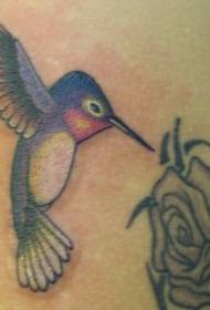 Model de tatuaj colibri și flori violet