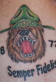 Colorit cap d'ós de barret i tatuatge alfanumèric