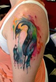 大臂彩绘七彩水墨企鹅纹身图案