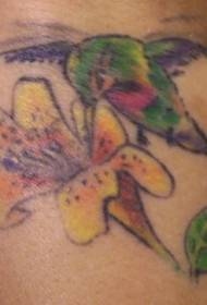 მხრის ფერის hummingbird და ყვავილების tattoo ნიმუში