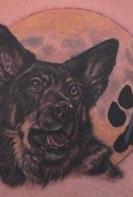 개 머리 초상화와 보름달 문신 패턴