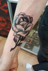 男生手臂上黑灰点刺简单线条文艺植物花朵纹身图片