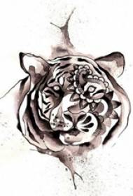 Swarte grize skets inkt spat inkt dominearjende tijgerkop tattoo manuskript