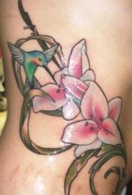 Kolibri og rosa blomster tatoveringsmønster