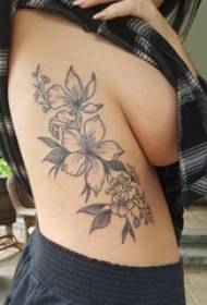 Meitenes sānu jostasvieta uz melnas indīgi vienkāršas līnijas augu literāru ziedu tetovējuma attēla