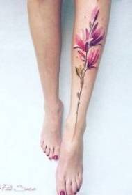 Rastlinný tetovací vzor Obrázok rastlinného tetovacieho vzoru s viacerými kvetmi a listami