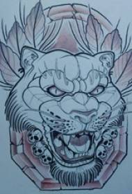 Garis hitam sketsa dominan mendominasi naskah tato kepala macan tutul