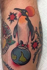 地球のタトゥー画像に立っている脚色のペンギン