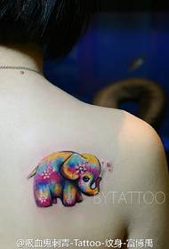 Mala boja tetovaža tetovaže na ramenu