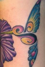 Plecu krāsas mūzikas kolibri un ziedu tetovējuma raksts