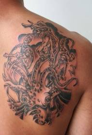 Czarny tatuaż ośmiornica atakuje człowieka wzór tatuażu