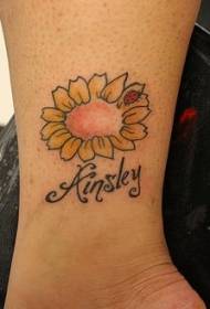 Kis katicabogár és a nap virág tetoválás minta