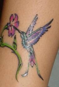Ang mga bitiis nga adunay kolor nga hummingbird ug mga litrato sa tattoo sa bulak