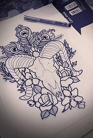 European at American sungay bulaklak feather tattoo pattern na manuskrito