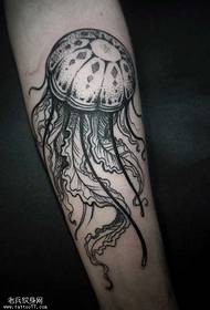 Rankos juodos pilkos medūzos tatuiruotės modelis