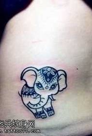 Patrón de tatuaxe de tótem de elefante en cintura